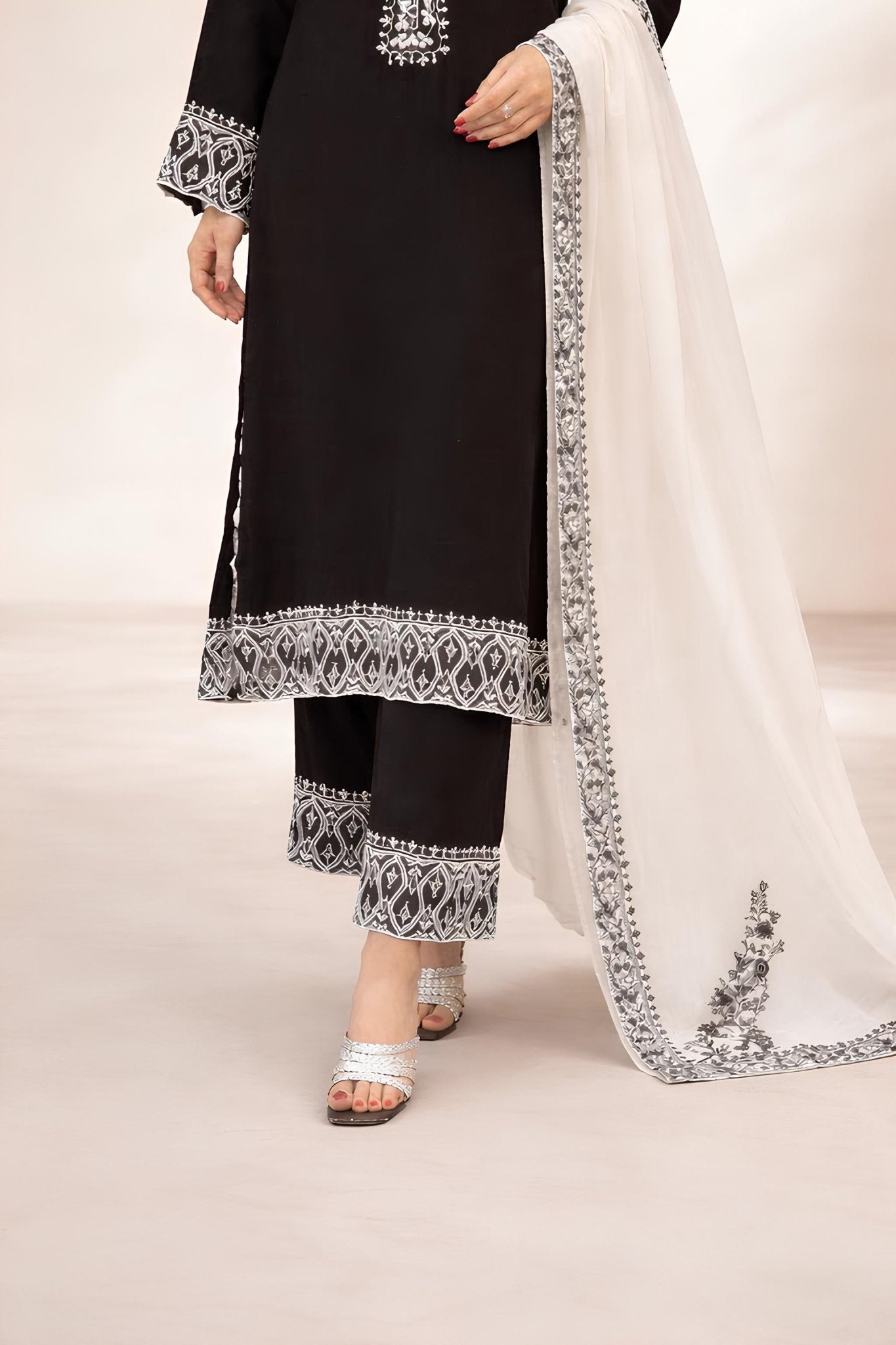 RAYA NOIR SET embroidered kurta in XS – Subahstore South Asian fashion